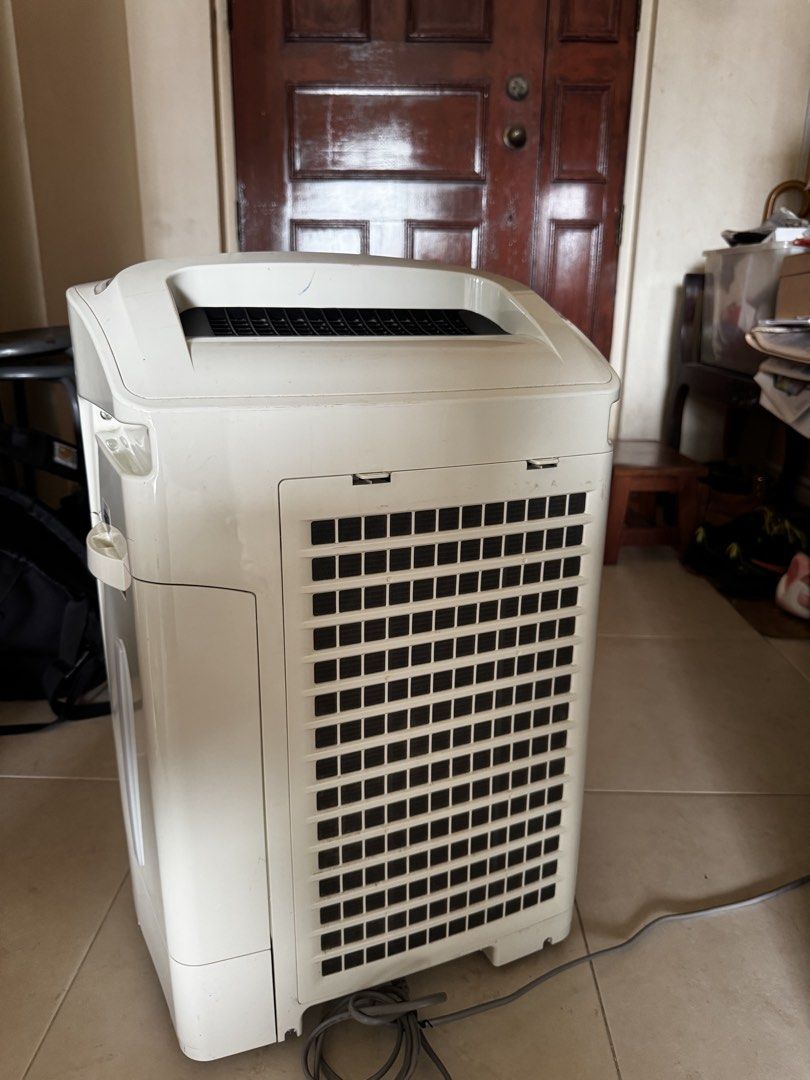 Sharp Air Purifier (Category: Air Purifiers & Dehumidifiers) located in Singapore. Submitted by sellinhstufd340 (Listing ID 1448749513, Image 2). Description: - Sharp air purifier - Digital humidity display - Clean sign indicator - Water tank included - Fully functional.
