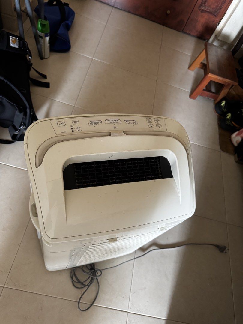 Sharp Air Purifier (Category: Air Purifiers & Dehumidifiers) located in Singapore. Submitted by sellinhstufd340 (Listing ID 1448749513, Image 3). Description: - Sharp air purifier - Digital humidity display - Clean sign indicator - Water tank included - Fully functional.