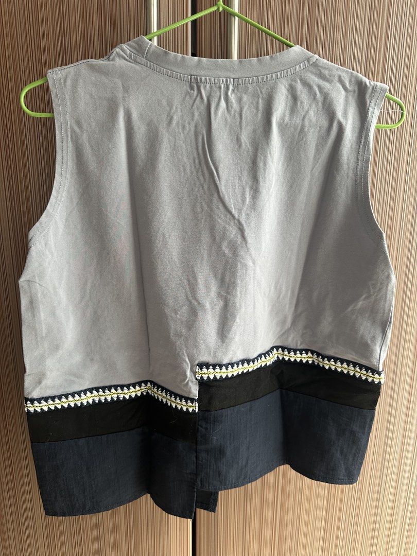 Sleeveless Grey Top with Aztec Trim (Category: Sleeveless) located in Taguig. Submitted by stigmapanda (Listing ID 1448834499, Image 2). Description: - Grey sleeveless top - Black band with Aztec-inspired trim - Dark blue bottom - Measurements: Pit to pit 17 cm, Length 34 cm - Additional measurements: Middle 46 cm Bottom 49 cm - Comfortable and stylish design.