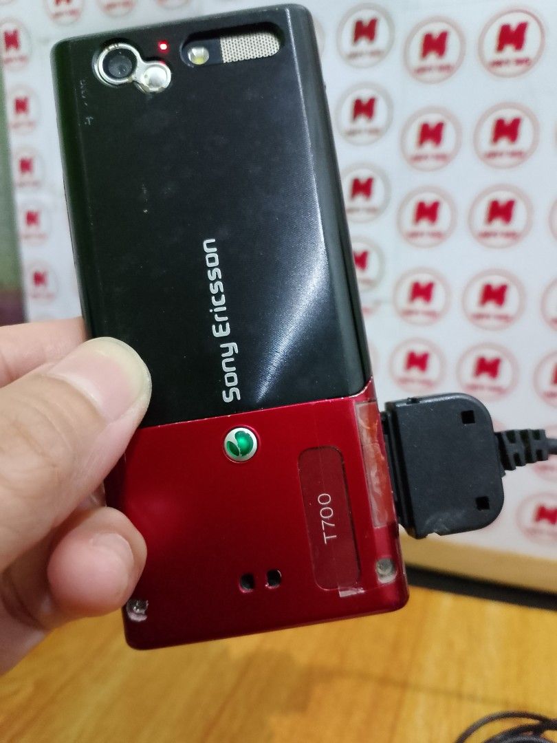Sony T700 Complete (Category: Early Generation Mobile Phones) located in Makati City. Submitted by mavstoys (Listing ID 1448698765, Image 3). Description: Pickup only. Negotiable sa kayang magbayad now. NEED NG LUMANG SIM CARD PARA GUMANA ANG MENU Pass sa barat. Respect my price and post..