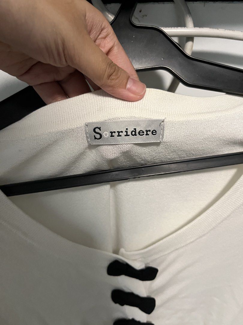 [Sorridere] White Black Ribbon Top (Category: Others Tops) located in Paranaque City. Submitted by calicoe (Listing ID 1448881380, Image 3). Description: 𓂃⋆.⟢ ♱ ⟢ .⋆𓂃 ♯┆ fs : white black ribbon top from sorridere ˶ᵔ ᵕ ᵔ˶ ! 📓 no ww, preloved | dm for dimensions condition : 10/10 flaws : none — loc : moonwalk, parañaque city — mop : gcash only — mod : lalamove / jnt / lbc ⛓️‍💥⟢ shipping dates are every tues & fri-sun, but seller’s availability 