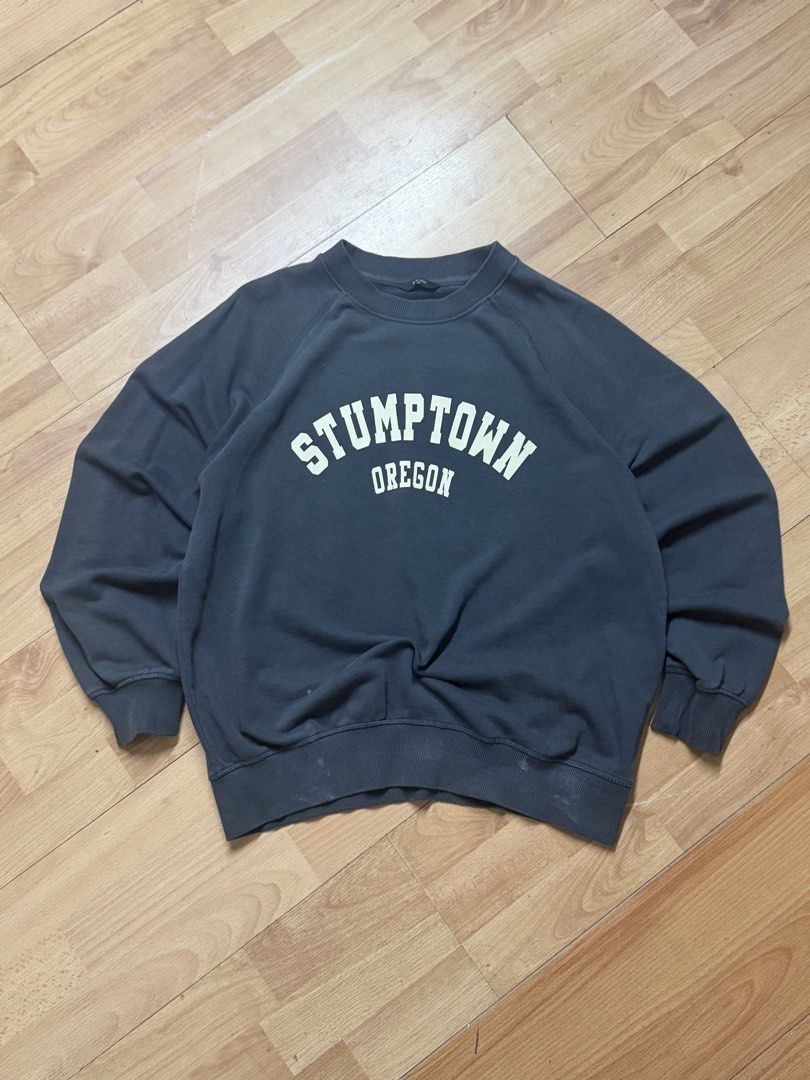 Stumptown Oregon Graphic Sweatshirt (Category: Coats, Jackets and Outerwear) located in Cebu City. Submitted by aweful.wire (Listing ID 1448709086, Image 2). Description: —-Stumpton Oregon Sweatshirt W:21.5 L:25 - Grey Stumptown Oregon sweatshirt - Raglan sleeves - Crew neck - Comfortable and casual - Ideal for everyday wear - Minor marks on hem (please check photos).