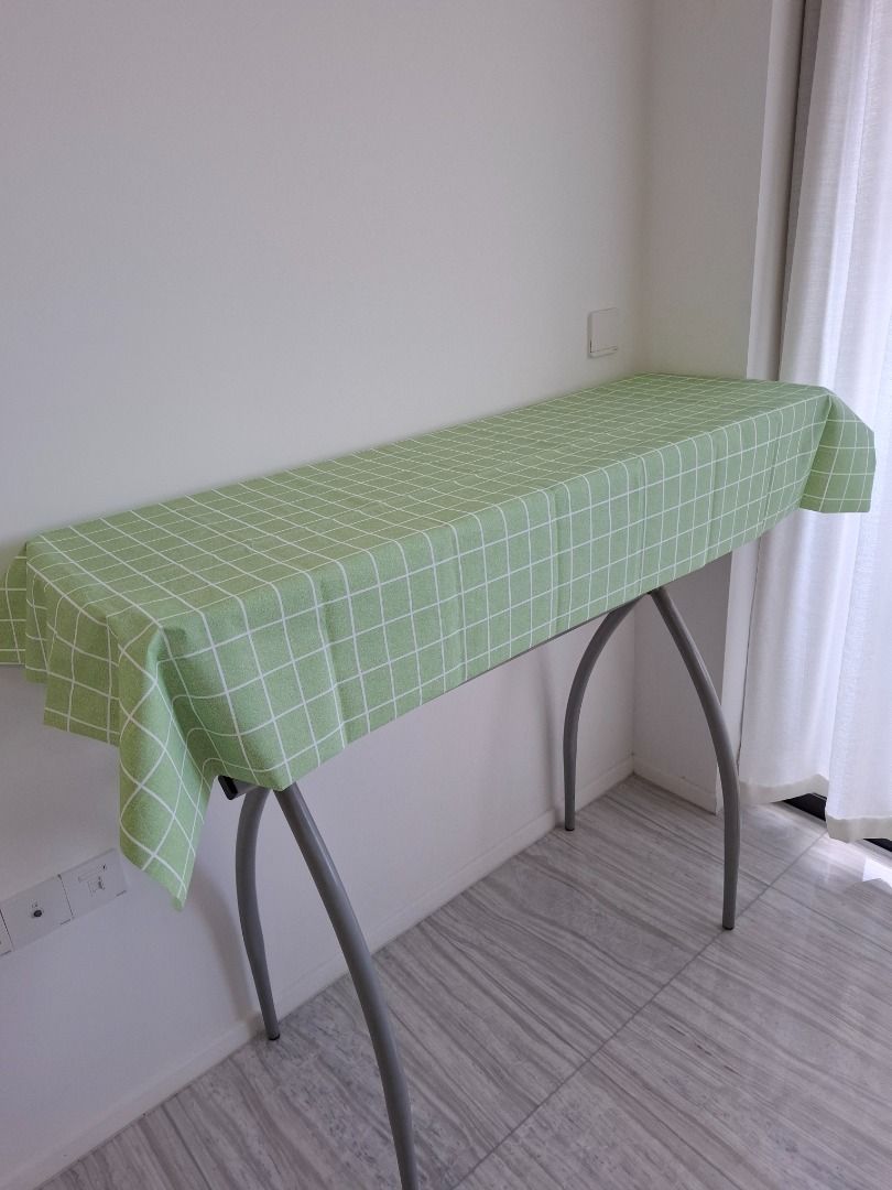 table top (Category: Tables & Sets) located in Singapore. Submitted by bb23889 (Listing ID 1448758640, Image 1). Description: Bar Tabletop .