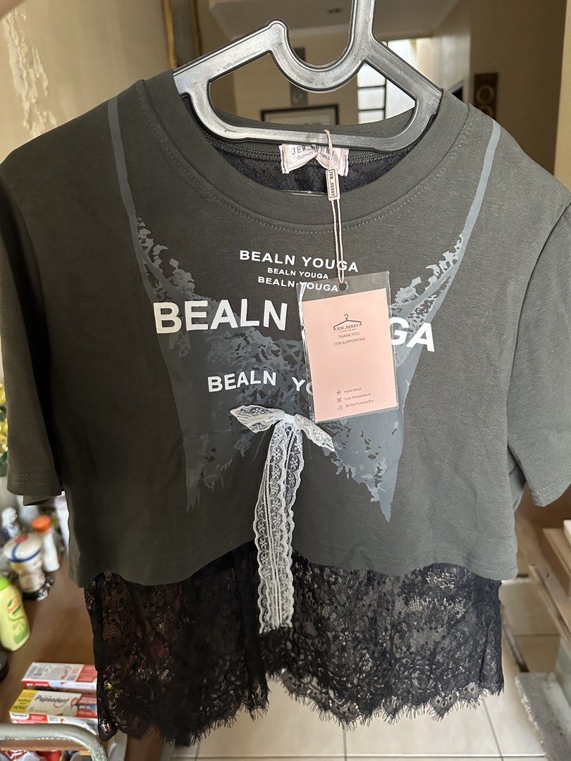 Top lace (Kategori: Atasan) berada di Jakarta Utara. Dikirim oleh claw.shop (ID iklan 1448784062, Gambar 2). Deskripsi: New with tag Model lace lg hype bgt Ini super cantik jual rugi.