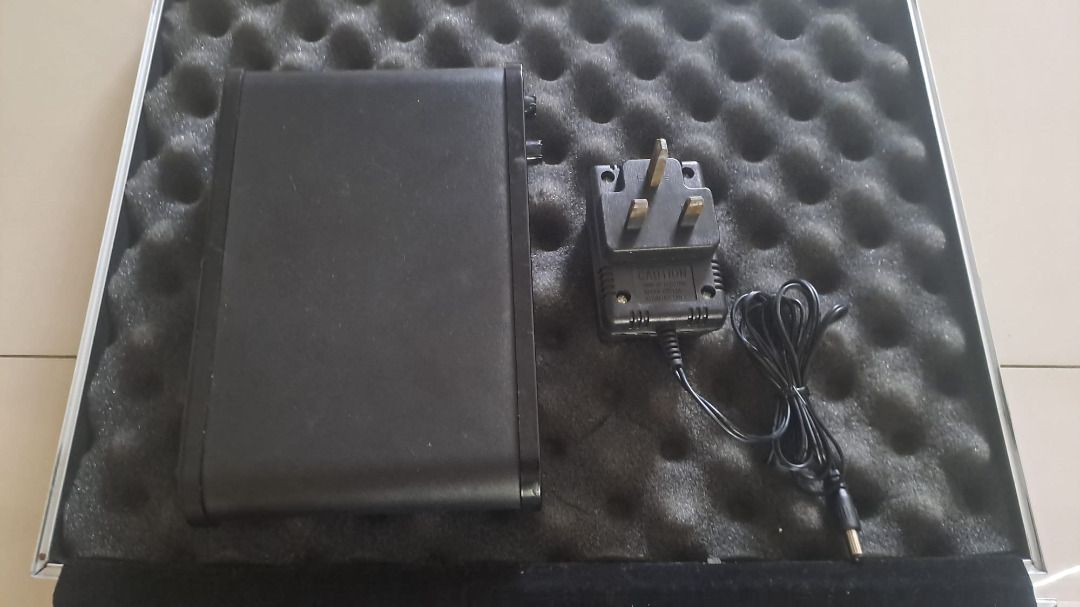 UHF Professional Wireless Microphone System with Case505747410676633601