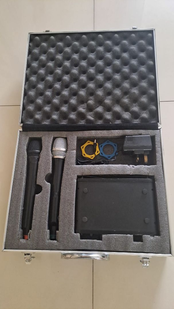 UHF Professional Wireless Microphone System with Case