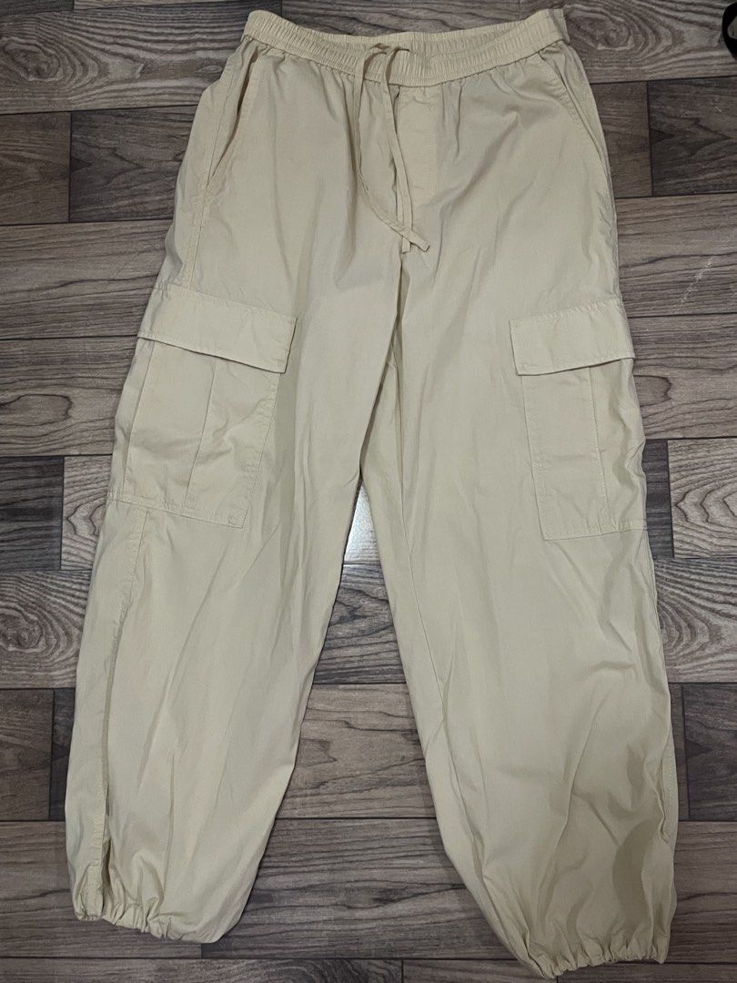 UNIQLO Cream Cargo Jogger Pants (Category: Other Bottoms) located in Meycauayan. Submitted by seki.zpnl (Listing ID 1448797896, Image 1). Description: 📍 Condition: Never used (like new) 📍 Brand: UNIQLO 📍 Size: S (Waist: 60–66 cm | Hip: 85–91 cm) 📍 Color: Cream / Light Beige.