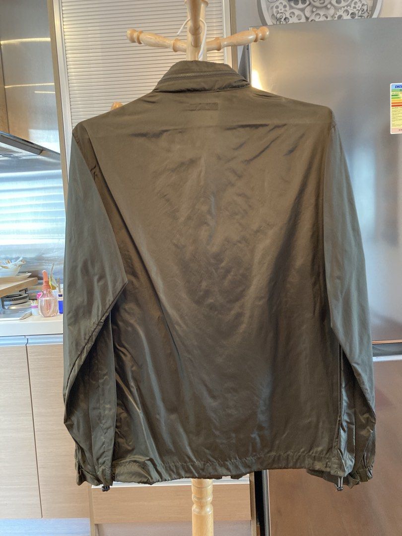 Uniqlo Lightweight Jacket Size L （分類：外套及戶外衣服）位於 Hong Kong。 由 kcokk 提交（商品編號 1448736005，圖片 2）。簡介： Uniqlo lightweight jacket in olive green. Full zip front with pockets. Elasticated cuffs and hem. Great for layering or as a windbreaker. Easy to pack and carry around. Size L.。