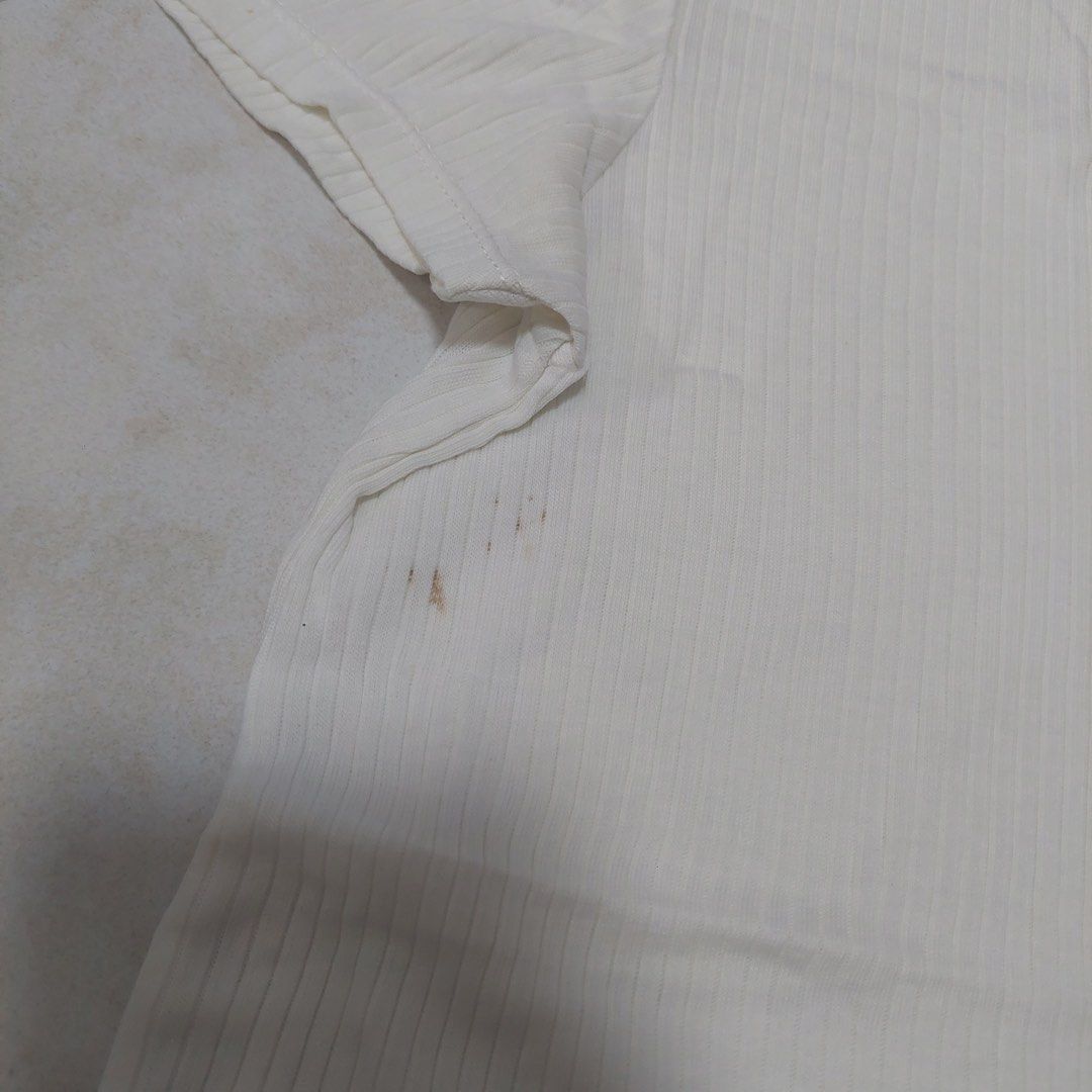 Uniqlo White Ribbed T-shirt - Size Medium (Category: Shirts) located in Quezon City. Submitted by _ysxh (Listing ID 1448759030, Image 3). Description: - Uniqlo White Ribbed T-shirt - Size: Medium - Measurements: Width 43 cm, Length 61.5 cm - Condition: Well used with minimal stains - Perfect as a versatile basic piece RFS: Decluttering - Shipping to be shouldered by buyer (Item is located in Quezon City) - Mode of Payment: Online transfer to BDO 