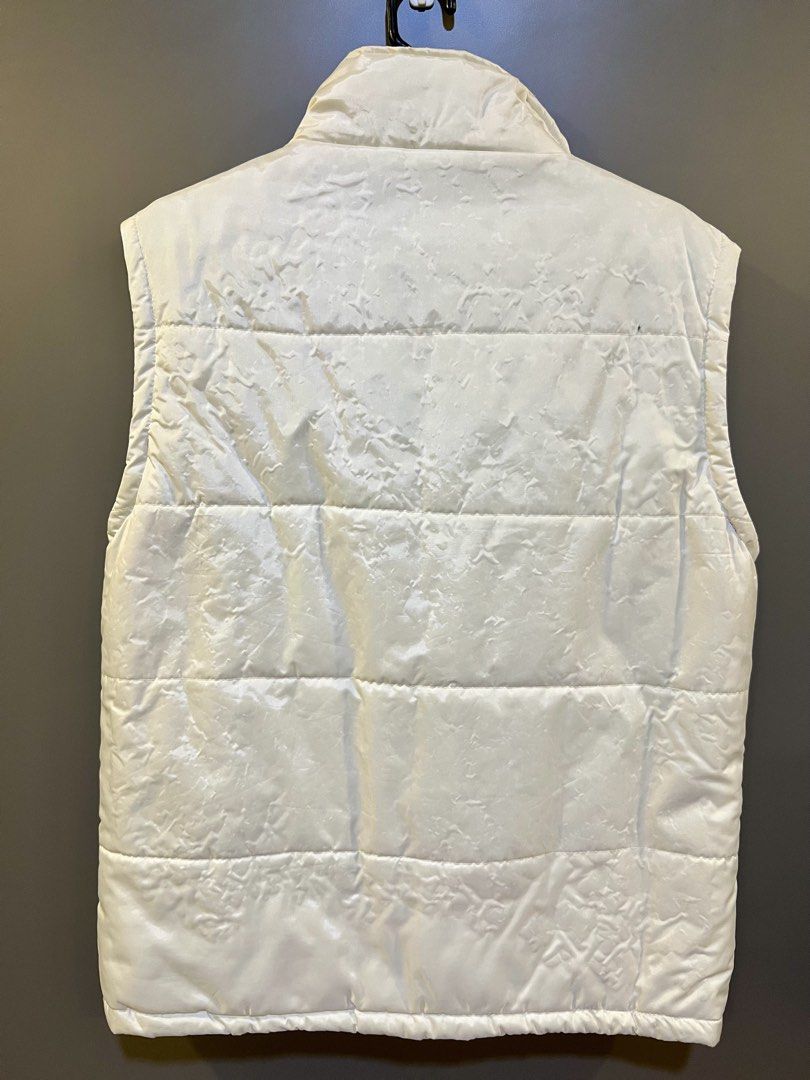 US Polo Assn. White Puffer Vest Size M (Category: Vests) located in Manila. Submitted by dos05 (Listing ID 1448828064, Image 3). Description: - US Polo Assn. white puffer vest 100% authentic - Size: Medium (M) - Quilted design U.S. purchased Never used Issue: bubbling at the back part Width 21 inches Length 30 Qc area Shipping via grab or lalamove Decluttering.