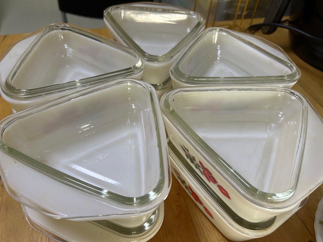 Vintage Pyrex rose triangle with Lids
