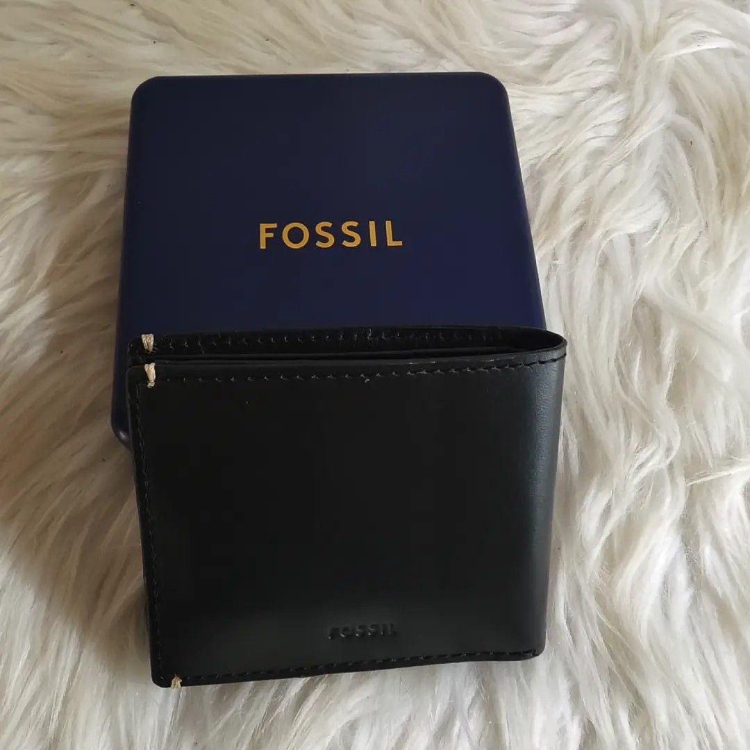 Wallet black (Category: Wallets & Card Holders) located in General Santos City (Dadiangas). Submitted by zhia_preloved (Listing ID 1448737106, Image 1). Description: good as new , fossil mens wallet.
