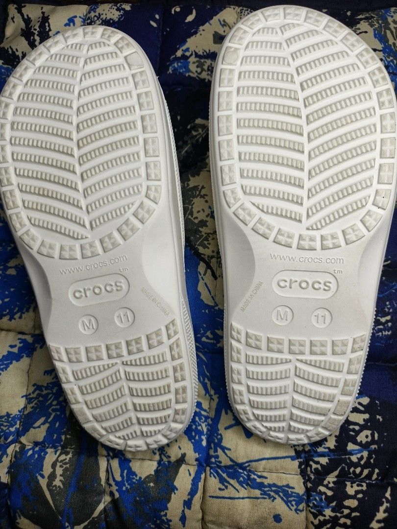White Crocs Slides M 11 (28 to 29 CM) (Category: Slippers & Slides) located in Aloran. Submitted by ryban91 (Listing ID 1448889457, Image 2). Description: - White Crocs slides - Size M 11 - Easy slip-on design - Ideal for casual wear or after sports - Durable soles with excellent grip - Features Crocs logo on strap and sole.
