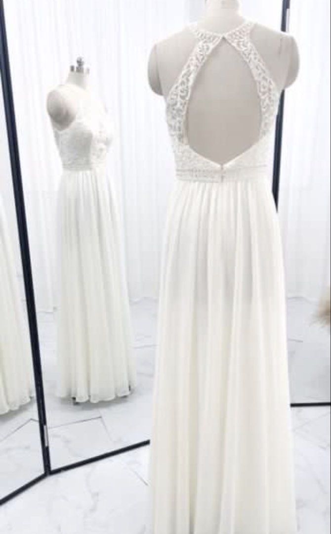 全新 - 雪紡釘珠 小禮服 / 海外婚攝用輕婚紗 halter neck white dress wedding gown （分類：連身裙）位於 Hong Kong。 由 hannah.lo 提交（商品編號 1448823620，圖片 2）。簡介： 全新 From Sample sale 輕盈雪紡 有兩層雪紡 上身有釘珠 - 裙長約150cm (如160 cm 身高穿著有小拖尾 . 身高175cm 大概及地） Size M 腰位軟尺量度估算26-28吋腰上下適用 未用/租過既全新sample 並且有尖沙咀裁縫推薦，如果買&有需要可以同時分享 送頭紗 會展面交- 可現場詳細檢查 可包順豐locker自取 有咩想知歡迎PM。