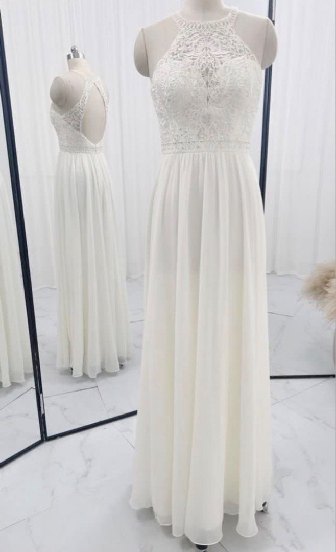 全新 - 雪紡釘珠 小禮服 / 海外婚攝用輕婚紗 halter neck white dress wedding gown （分類：連身裙）位於 Hong Kong。 由 hannah.lo 提交（商品編號 1448823620，圖片 1）。簡介： 全新 From Sample sale 輕盈雪紡 有兩層雪紡 上身有釘珠 - 裙長約150cm (如160 cm 身高穿著有小拖尾 . 身高175cm 大概及地） Size M 腰位軟尺量度估算26-28吋腰上下適用 未用/租過既全新sample 並且有尖沙咀裁縫推薦，如果買&有需要可以同時分享 送頭紗 會展面交- 可現場詳細檢查 可包順豐locker自取 有咩想知歡迎PM。