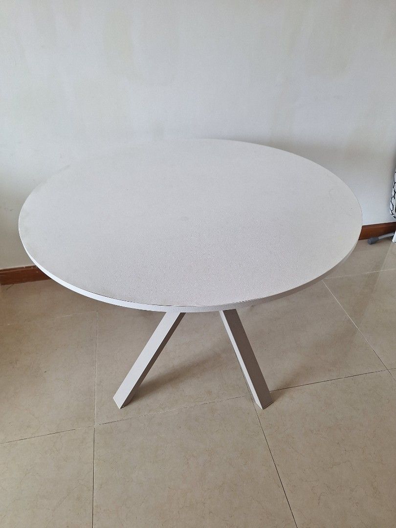 White Round Dining Table with X-Leg Base, angled legs for stability. It is a clean and minimalist piece, Ikea product. （分類：桌子）位於 Hong Kong。 由 zambreamol 提交（商品編號 1448759793，圖片 1）。簡介： Selling a round white table. The base has an X-shaped design. It's a good size for a dining area or as a workspace. The surface is smooth and easy to clean. Legs are sturdy and provide good support. Ready for a new home.。