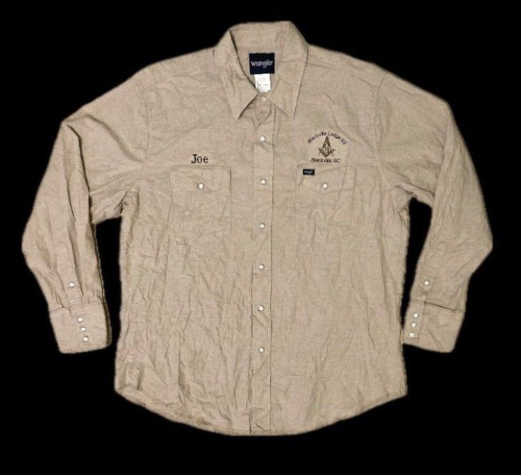Wrangler Snap Western Shirt (Category: Coats, Jackets and Outerwear) located in Kluang. Submitted by SecondStoreRooM (Listing ID 1448763521, Image 1). Description: 👀 Please read the description before purchase 👀 Wrangler Snap Western Shirt Size on tag: XL MANUAL MEASUREMENT: (1) Shoulder to shoulder: 20.2 Inch (2) Pit to Pit: 25.2 Inch (3) Top Shoulder to Bottom : 31 Inch (4) Sleeves Length: 25.1 Inch Condition: 10/10 Like New Material: 100% Co