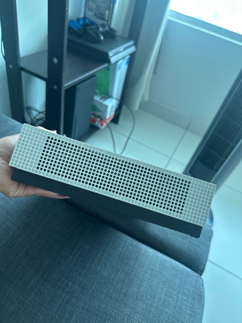Xbox One S (Category: Xbox) located in Skudai. Submitted by eilafadila (Listing ID 1448778310, Image 3). Description: Xbox One S Well used Minor scratch on top (refer picture) Console only Price can nego.