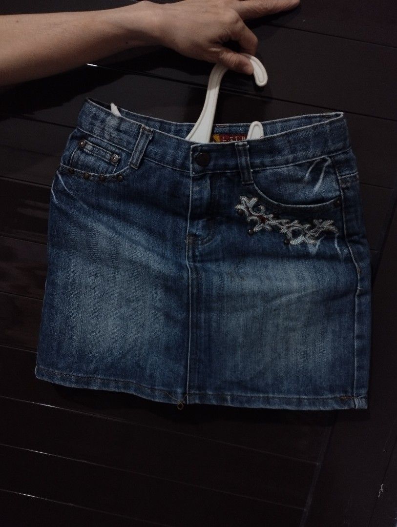 Y2k mini skirt jeans (Kategori: Gaun & Rok) berada di Tangerang. Dikirim oleh lovegoods123 (ID iklan 1448715929, Gambar 1). Deskripsi: .