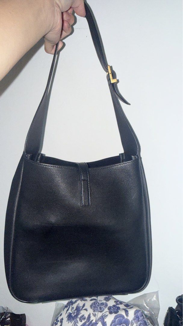 YSL hobo small （分類：手袋及銀包）位於 Hong Kong。 由 waterrq 提交（商品編號 1448727873，圖片 2）。簡介： 購自2025年9月 代購正品 有單 有盒有防塵袋 正常使用痕跡 內隆有用保護袋 無刮痕 有意者價錢可少議。
