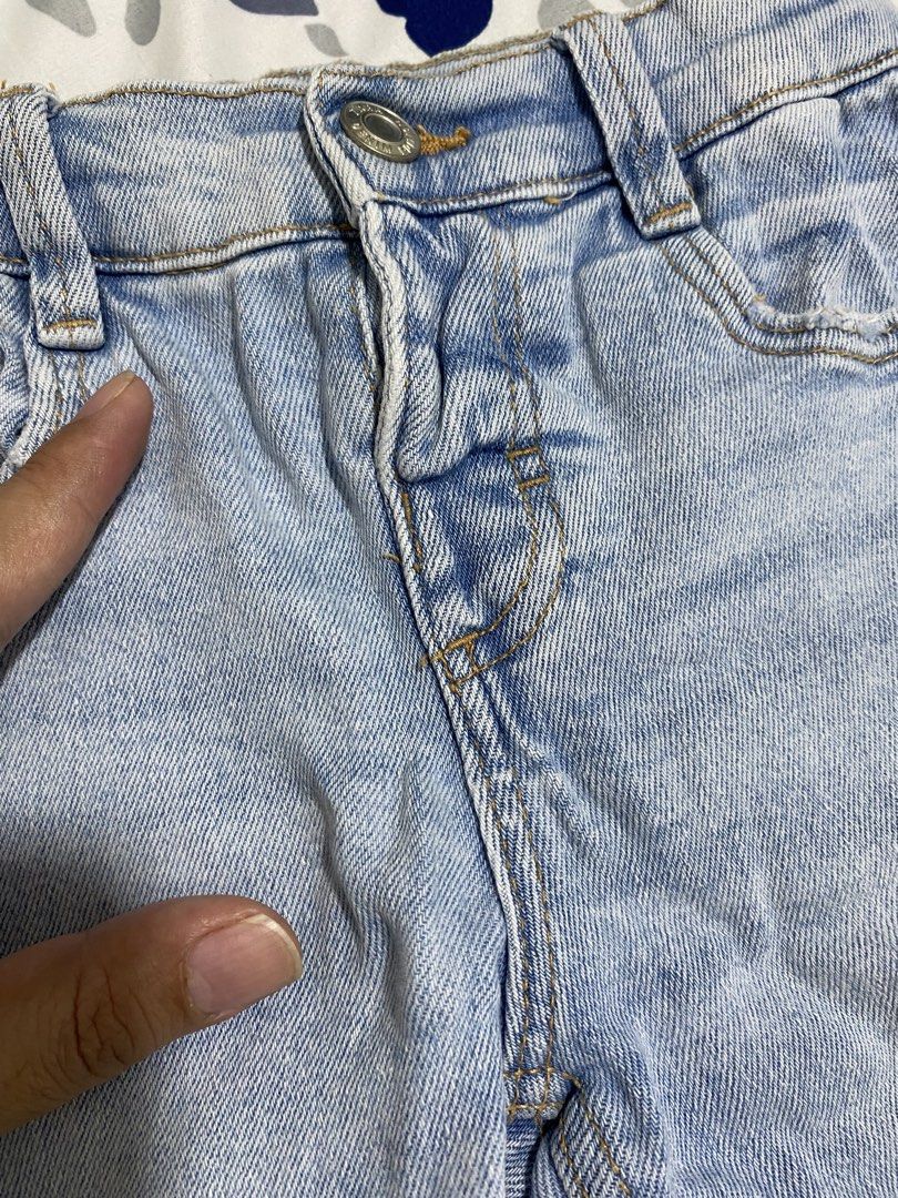 Zara pants (Category: Babies & Kids Fashion) located in Batangas. Submitted by decluttery0908 (Listing ID 1448748843, Image 3). Description: TO SAVE TIME and REPETITION, inquiries covered by this listing will go UNANSWERED. PLEASE READ THE DESCRIPTION BEFORE ASKING. Make reading a habit. 450 Regular pants Size: 18-24 Used 2x Rfs: easily outgrown Bought thru pasabuy With flaws (see 3rd pic), seems like na stretch out. Not noticeable when worn kasi