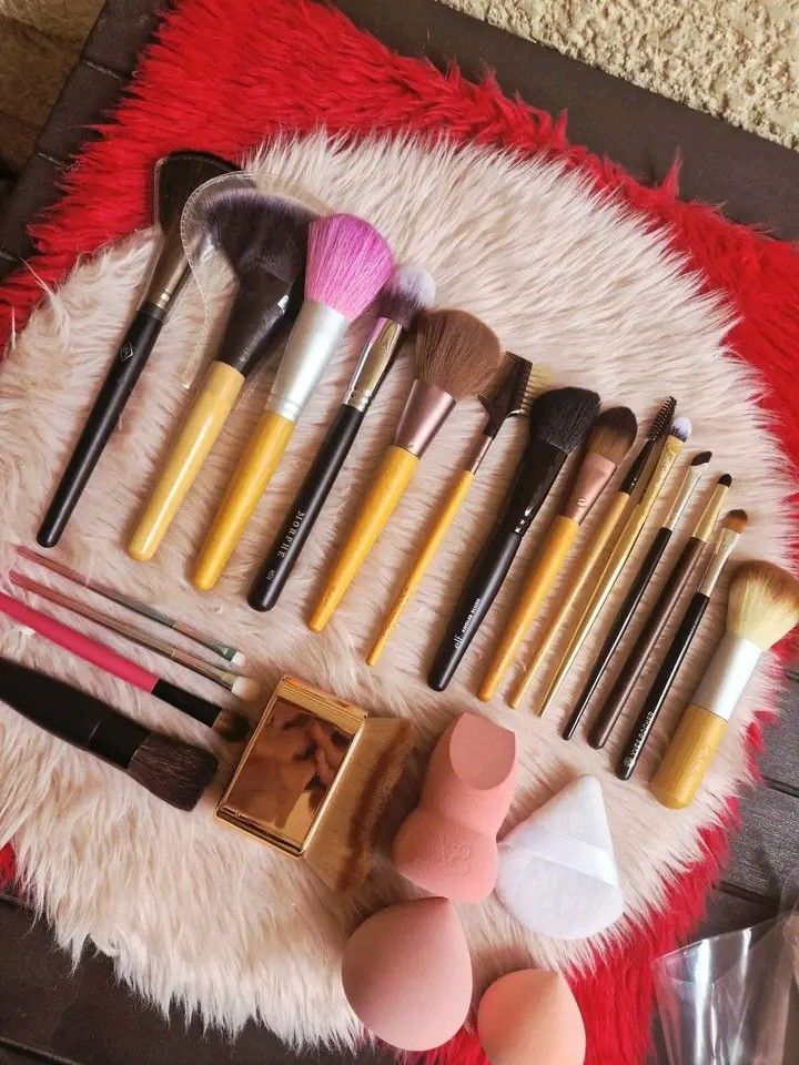 23pcs Make Up Brushes & Premium Sponges (Category: Makeup) located in Quezon City. Submitted by floreskari78555 (Listing ID 1449011361, Image 2). Description: 23pcs Make Up Brushes & Premium Make Up Sponges✨️💄 19pcs Make Up Brushes For Eyes ,Lips,Body & Face 3pcs Large Premium Sponges 1pc Make Puff Velvet Onhand💄Available for Same-Day Delivery Lalamove/Grab Express Shipping J&T / LBC Brand New❤️ All Branded & High-quality 💯.