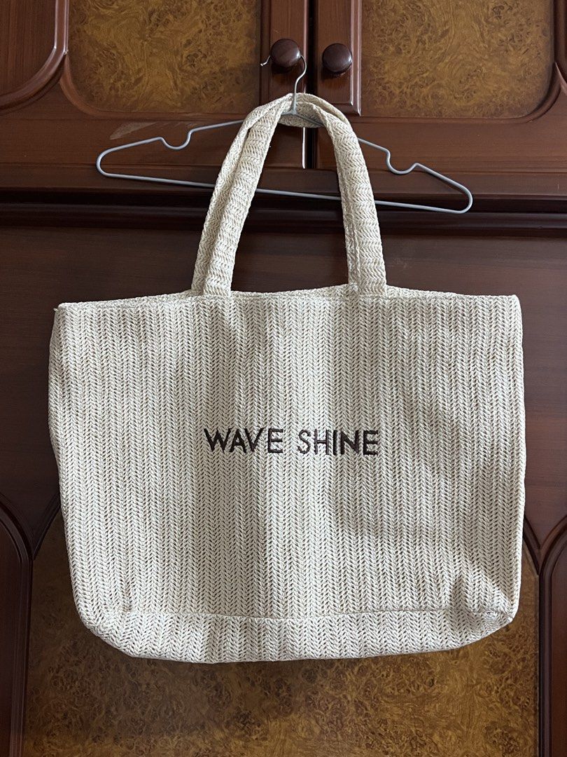 由 zhang_hanhan (刊登 ID 1448915614，圖片 2) 提交，位於 屏東縣 (Pingtung) 的 #極新二手 Wave Shine 南法草編包 (類別：肩背、側背包)，說明：。