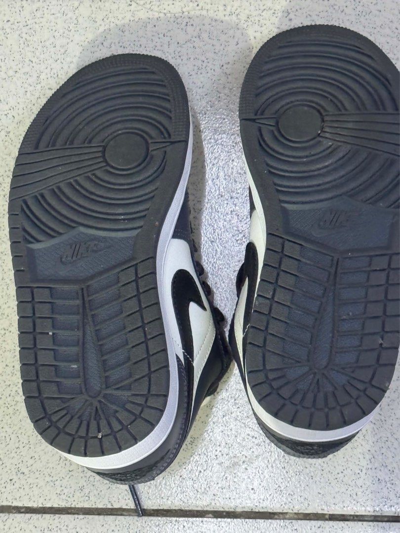 Air Jordan 1 Low Dark Grey White (Category: Sneakers) located in Caloocan City. Submitted by rhegmayo0124 (Listing ID 1448917199, Image 3). Description: - Authentic Air Jordan 1 Low sneakers - Classic dark grey and white colorway - Iconic Jumpman logo on tongue and insole - Embossed Wings logo on the heel - Versatile for casual wear or basketball.