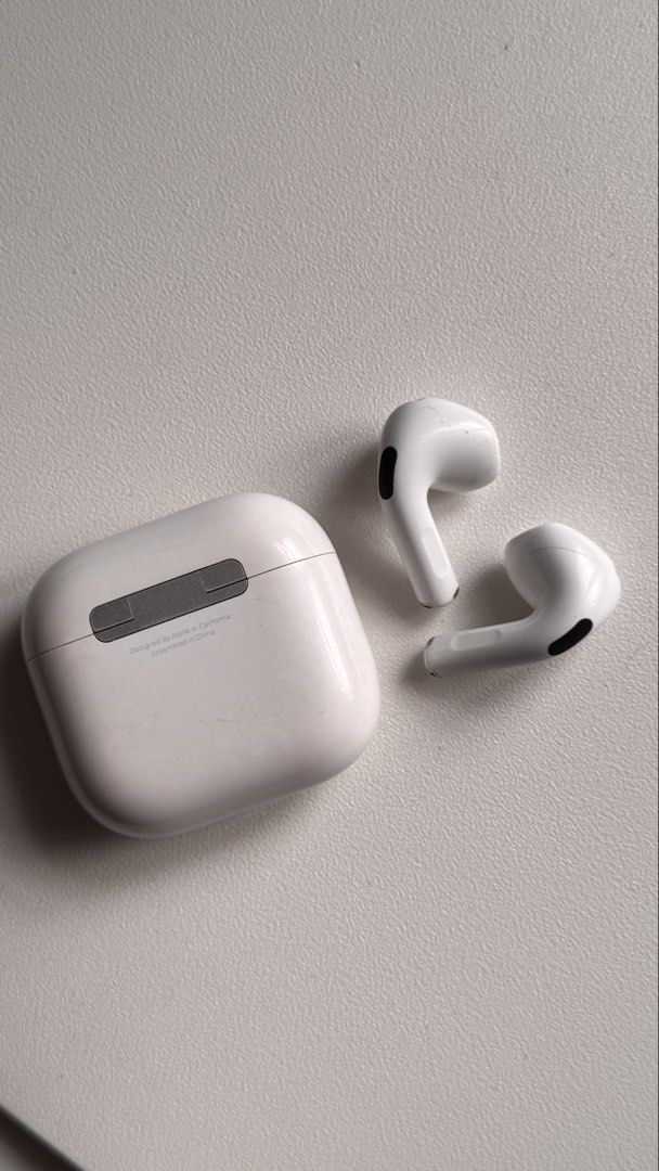 Apple AirPods Pro (1st Gen) (Category: Earphones) located in Del Monte. Submitted by thethriftstoremnl_ (Listing ID 1448936565, Image 1). Description: Airpods 4 (no ANC) Complete with box Signs of usage Light brown stain on case as seen in pics but doesn’t affect performance Overall good performance Can test upon meetup.
