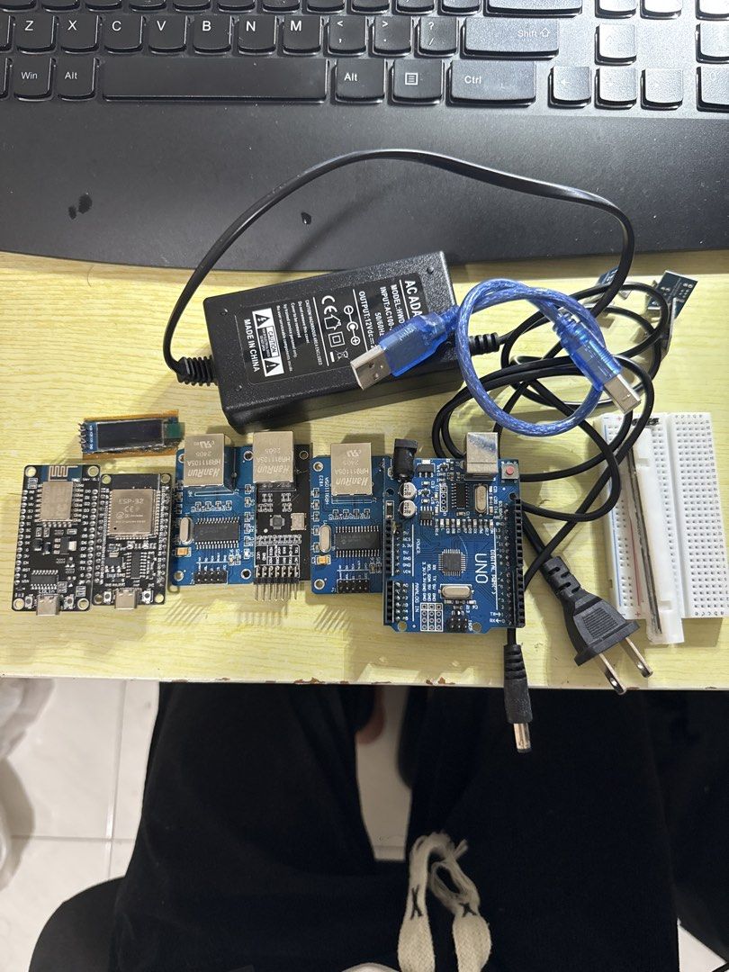 Arduino Uno, ESP32, LoLin, Breadboards, Power Supply