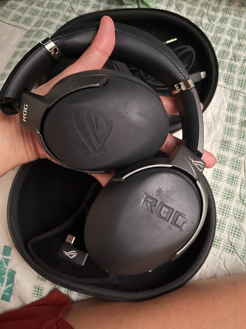 ASUS ROG Strix Go 2.4 Wireless Gaming Headset with Case (Category: Headphones & Headsets) located in Cagayan de Oro. Submitted by tintinkris (Listing ID 1449044926, Image 3). Description: - ASUS ROG Strix wireless gaming headset - Includes original hard case for protection - All cables and USB dongle included - Soft and comfortable earcups - Great for gaming and listening to music - Still in good working condition RFS: Not using it since anymore.
