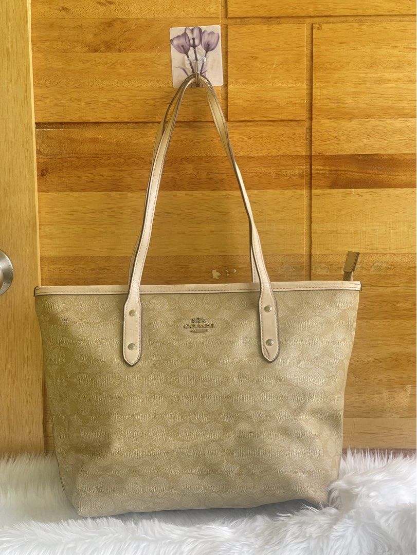 Authentic Coach Signature Tote Bag (Category: Luxury Bags & Wallets) located in Sampaloc. Submitted by arim_14 (Listing ID 1447937204, Image 1). Description: - Authentic Coach tote bag - Zipper: Fully functional - Origin: Made in Vietnam -May signs of used sa handle and body, but still look good in person.