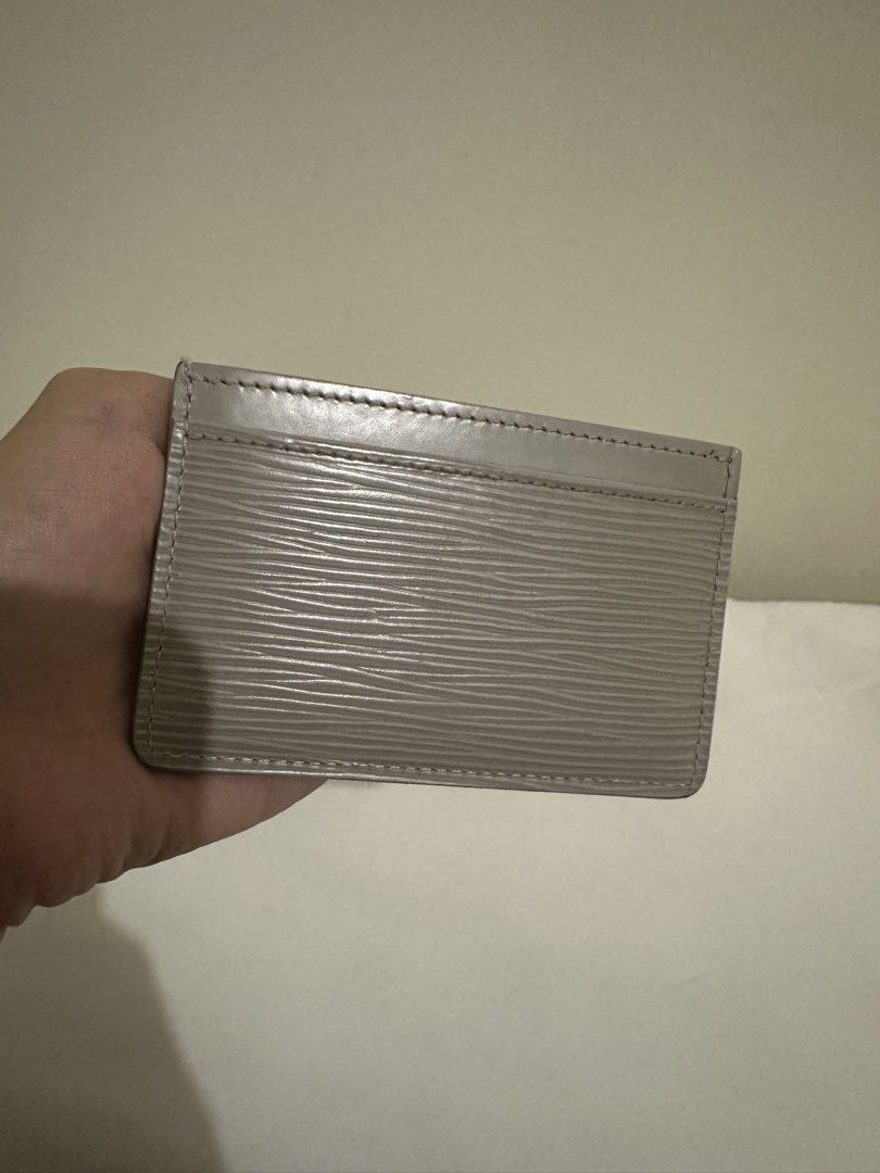Authentic lv epi wallet (Category: Luxury Bags & Wallets) located in Manila. Submitted by lily_2567 (Listing ID 1448897289, Image 3). Description: Autentic LV Epi wallet Like new No issues 100% original Money back.