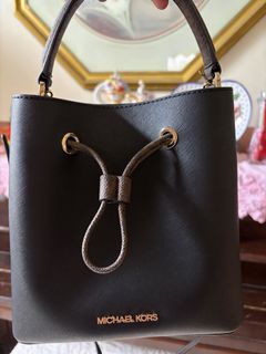 (Category: ) located in . Submitted by prettycloset_brandnew_preloved (Listing ID 1448898651, Image 1). Description: .