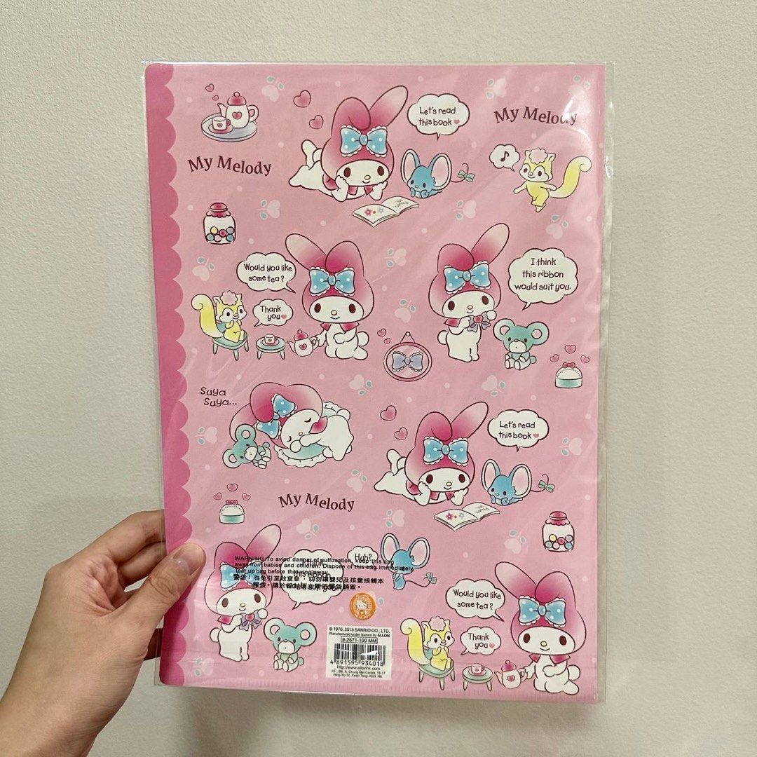 [Authentic] My Melody Cozy Room A4 Clear File Folder Sanrio Plastic Document Holder (Category: Stationery & School Supplies) located in Quezon City. Submitted by brandedusagoodies (Listing ID 1449082928, Image 2). Description: Authentic My Melody A4 clear file folder featuring a cozy room theme with Flat, teapot, books, and home décor. Perfect for organizing documents with an adorable Sanrio aesthetic. Features * Authentic Sanrio * Cozy Room Desi
