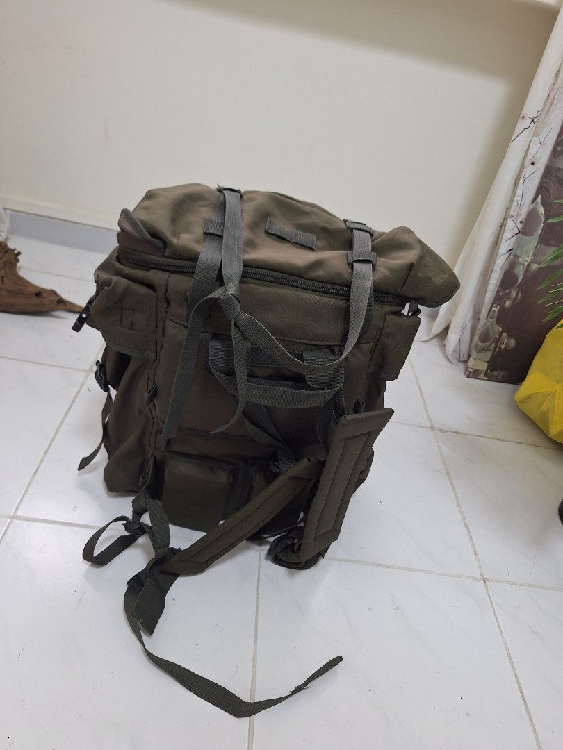 Backpack (Category: Backpacks) located in Singapore. Submitted by hibiscusmy (Listing ID 1448952709, Image 3). Description: Backpack. Length 45cm width 30 cm. height 65cm..