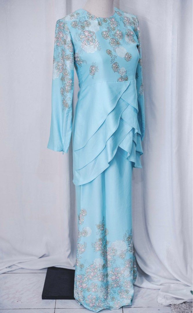 Baju Kurung Moden Layer Printed Saiz XS S Customade Satin Silk Baby Blue (Category: Baju Kurung & sets) located in Kangar. Submitted by RAATOO (Listing ID 1448925815, Image 2). Description: Preloved Baju kurung moden, kain duyung Lengan berzip Belakang baju ada zip Cutting baju saiz XS / S Material satin silk Warna baby blue Corak bunga2 peony kecik Jahitan baju sangat2 kemas Boleh pm kalau nak measurement baju.