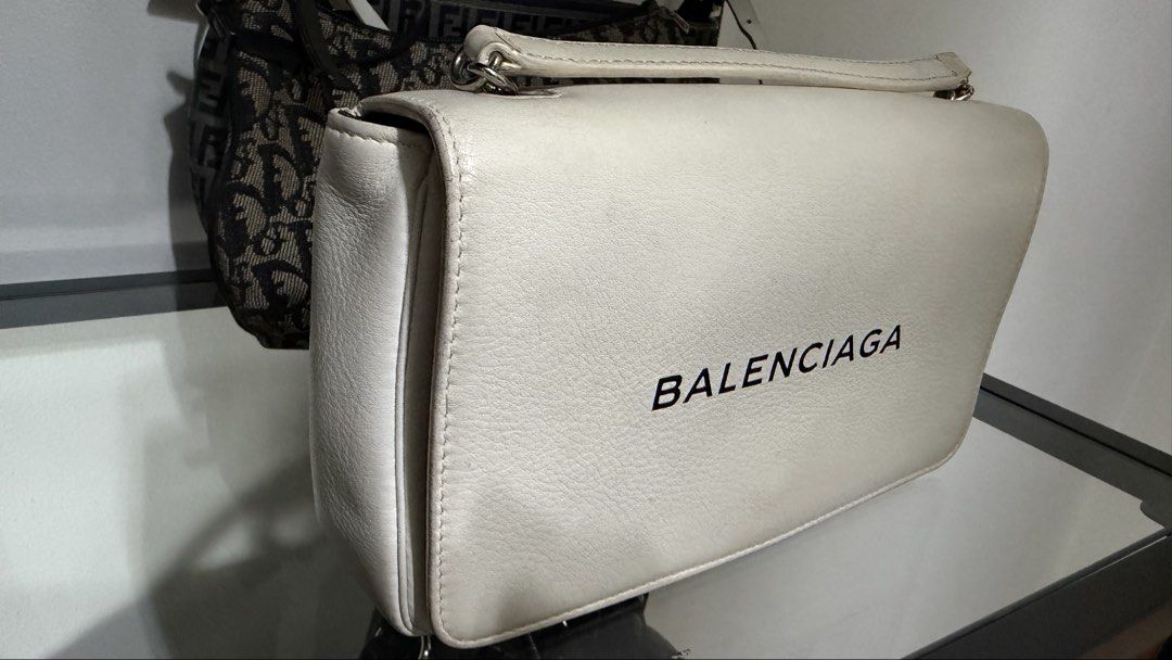 Balenciaga camera bag SHW long chain (guaranteed authentic) (Category: Luxury Bags & Wallets) located in Manila. Submitted by anne_r23 (Listing ID 1449093173, Image 3). Description: Comes with dustbag and Long Chain with some signs of usage, 8.5/10 condition well-love camera bag, with card slots inside .