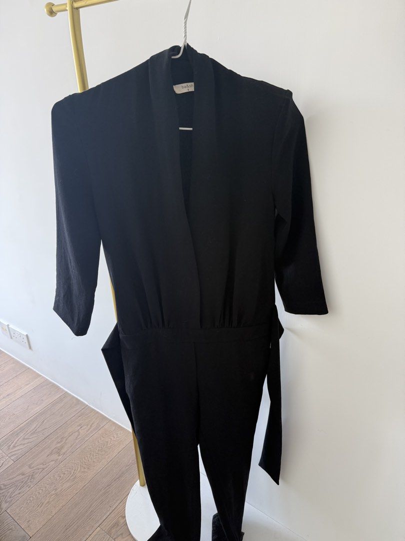 Bash black jumpsuit （分類：連身褲）位於 Hong Kong。 由 diou7 提交（商品編號 1448982635，圖片 1）。簡介： Beautiful black jumpsuit from Bash. Have used it but no longer fits me. 。