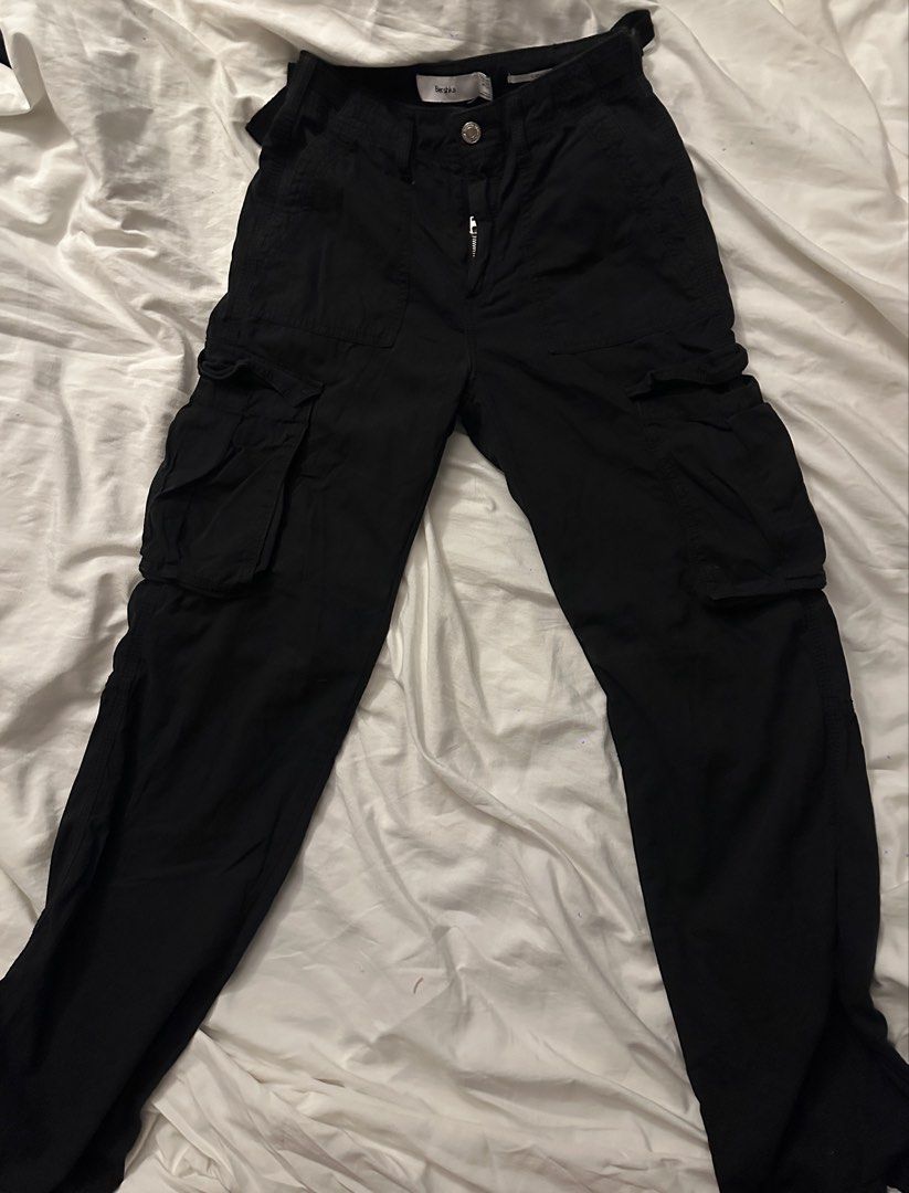 Bershka Black Cargo Straight Leg Pants (Category: Jeans) located in Manila. Submitted by jarmsj (Listing ID 1449097944, Image 1). Description: Length: 41 inches -Brand: Bershka - Color: Black - Fit: Straight leg - Features: Multiple side cargo pockets, adjustable waist straps, front zipper and button closure - Style: Ideal for everyday wear, offering comfort and style.
