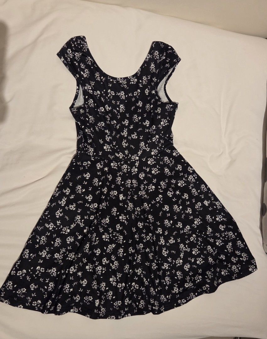Black dress w/ white flower pattern XS (Category: Dresses) located in Makati City. Submitted by mandy.stuff (Listing ID 1449037463, Image 2). Description: Length: 76 cm / 30 in.