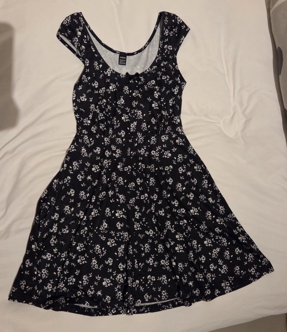 Black dress w/ white flower pattern XS (Category: Dresses) located in Makati City. Submitted by mandy.stuff (Listing ID 1449037463, Image 1). Description: Length: 76 cm / 30 in.