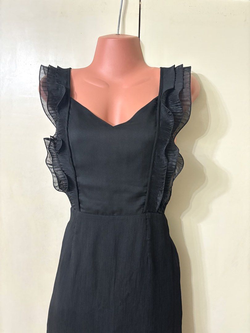 Black Midi Dress with Ruffle Details (Category: Dresses) located in Taguig. Submitted by wena11 (Listing ID 1449007991, Image 2). Description: Black Midi Dress Pleated Ruffle Trim Back zipper - Elegant black midi dress - Features delicate ruffled straps - Tiered ruffles at the hem for added flair - Flattering V-neckline - Convenient back zipper closure - Ideal for evening events or special occasions - Combines comfort and style Size: Small Length