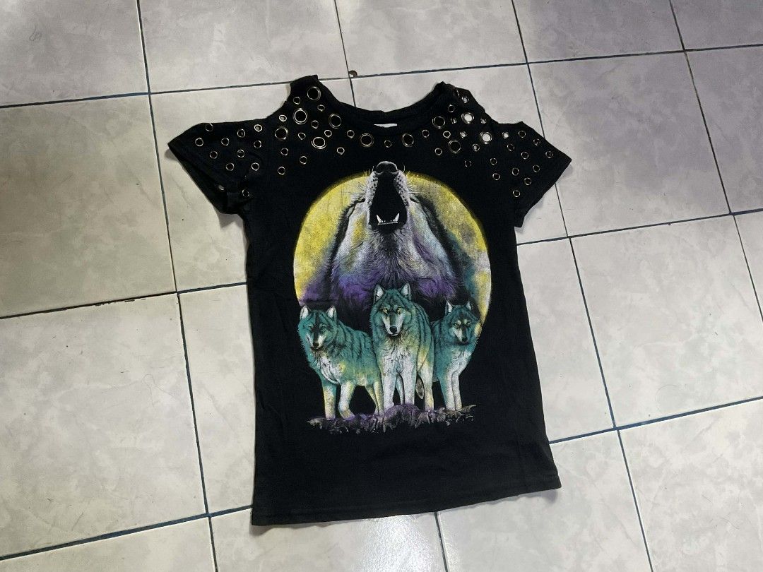 Black Wolf Graphic Cold Shoulder T-shirt (Category: Tshirts & Polo Shirts ) located in Rosario. Submitted by tocus (Listing ID 1448958945, Image 1). Description: - Cool wolf graphic on the front - Unique cut-out shoulders with grommet details - Short sleeves - Perfect for an edgy, casual style - Easy to pair with jeans or shorts.