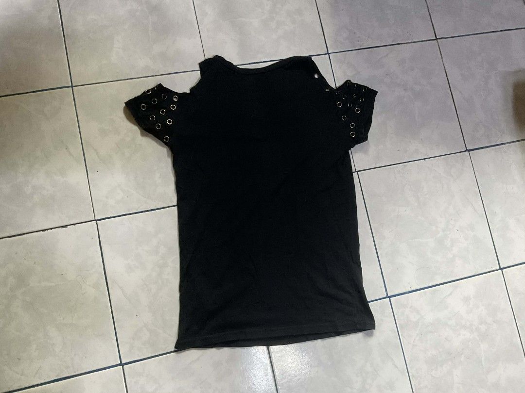 Black Wolf Graphic Cold Shoulder T-shirt (Category: Tshirts & Polo Shirts ) located in Rosario. Submitted by tocus (Listing ID 1448958945, Image 2). Description: - Cool wolf graphic on the front - Unique cut-out shoulders with grommet details - Short sleeves - Perfect for an edgy, casual style - Easy to pair with jeans or shorts.