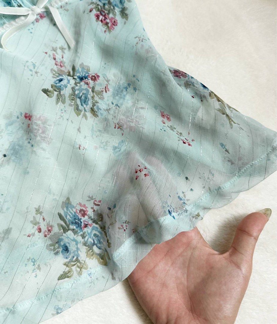 Blue floral sparkly summer top (Kategori: Atasan) berada di Jakarta Barat. Dikirim oleh heatarchive (ID iklan 1448978355, Gambar 3). Deskripsi: Yang dipasang di sini bukan sekadar preloved, tapi item yang masih enak dipakai dan masih punya banyak kesempatan buat dipakai lagi. Kalau udah sesuai sama yang dicari, langsung checkout ya sebelum statusnya berubah jadi sold. 📏 Detail ukuran lengkap ada di 🆂hope. 🛒 Cari produknya & checkout. 🔗 Link �