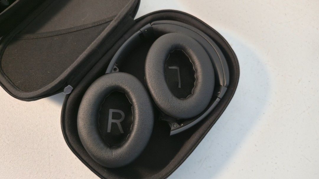 Bose Quietcomfort Noise Cancellation Headphone (Category: Headphones & Headsets) located in Rizal. Submitted by potato_corner (Listing ID 1449091279, Image 3). Description: Bose Quietcomfort Noise Cancellation Headphone Australian mall pull out Used as demo unit Inclusion Unit Case.