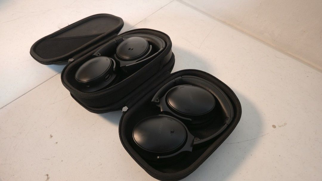 Bose Quietcomfort Noise Cancellation Headphone (Category: Headphones & Headsets) located in Rizal. Submitted by potato_corner (Listing ID 1449091279, Image 2). Description: Bose Quietcomfort Noise Cancellation Headphone Australian mall pull out Used as demo unit Inclusion Unit Case.