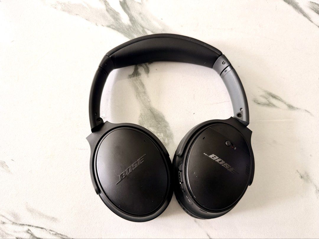 Bose QuietComfort QC35 II Over-Ear Headphones (Category: Headphones & Headsets) located in Kuala Lumpur. Submitted by julian_balogh (Listing ID 1449072972, Image 1). Description: Bose QuietComfort QC35 II Over-Ear Headphones Still in very good working condition Great battery life with solid noise cancellation No issues with headphones or battery Comes with headphones and charging cable. .