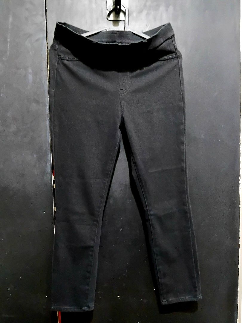 Bundle Uniqlo Pants - Black & Olive Green - Size L (Category: Other Bottoms) located in Manila. Submitted by ramcyanthony (Listing ID 1449063757, Image 1). Description: - Two pairs of Uniqlo pants included (Black and Olive Green). - waist 28-32in length 32.5in - bundle of 2 for 450 (290 each) - Size: Large (L) for both pairs. - Comfortable fabric blend: Cotton, Polyester, and Spandex for flexibility. - Black pants made in Vietnam. - Olive Green p